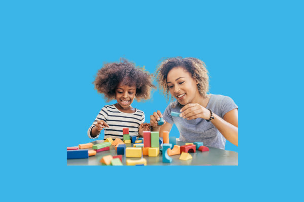 أم تشارك طفلها اللعب بألعاب تعليمية لتنمية التركيز والمهارات الذهنية