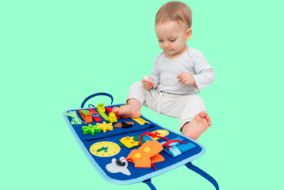 طفل يجلس بهدوء ويستخدم لعبة تعليمية لدعم التركيز والهدوء وتنظيم الإنتباه