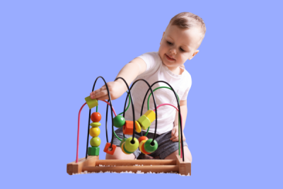 طفل يطور المهارات الحركية الدقيقة أثناء اللعب بلعبة خرز تعليمية ملونة