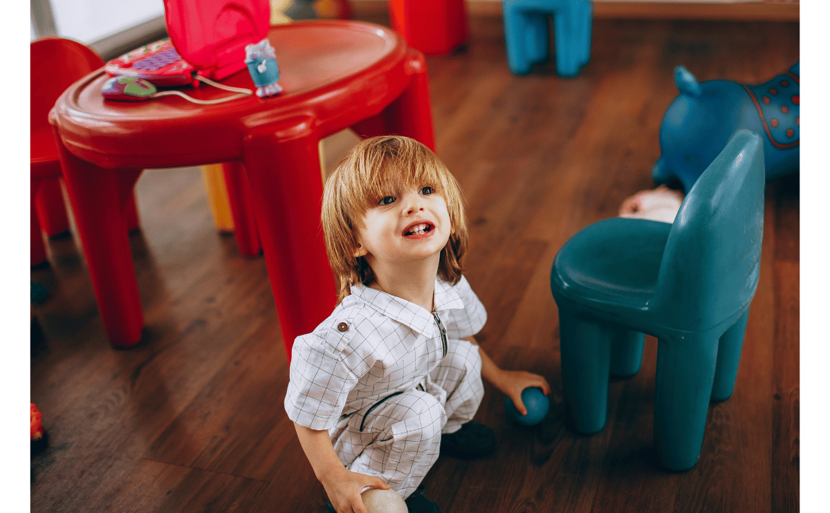 طفل صغير يتحرك بنشاط أثناء اللعب يعكس سلوك فرط الحركة