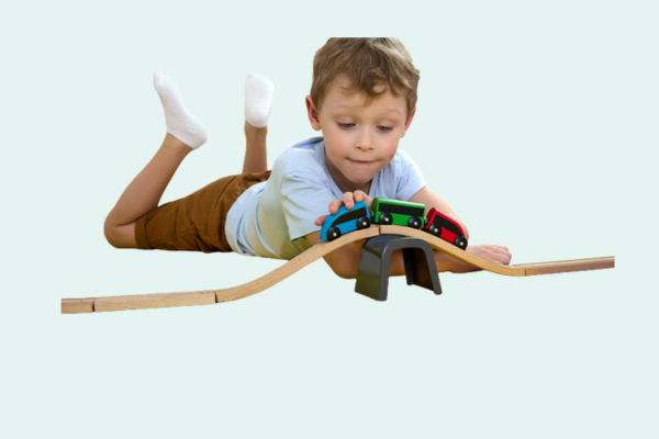 أم تشارك طفلها اللعب بألعاب تعليمية لتنمية التركيز والمهارات الذهنية